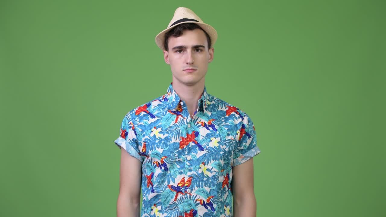 젊은 잘 생긴 관광 남자 휴가 준비