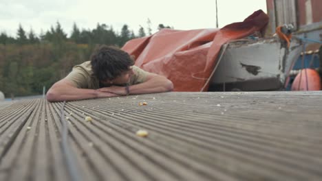 wilder nerz betritt das bild vor einem menschen und nimmt in echtzeit fleischstücke auf