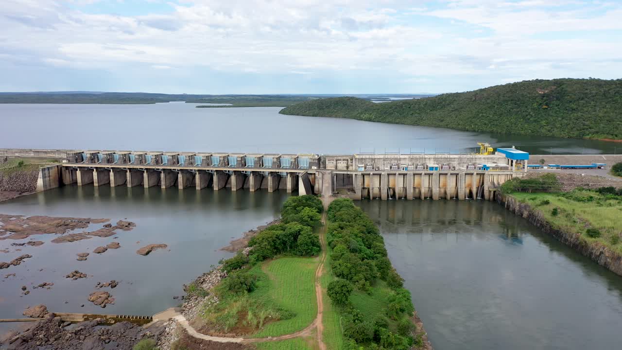 vista aérea de la planta hidroeléctrica en la región amazónica, lajeado, tocantins, brasil
