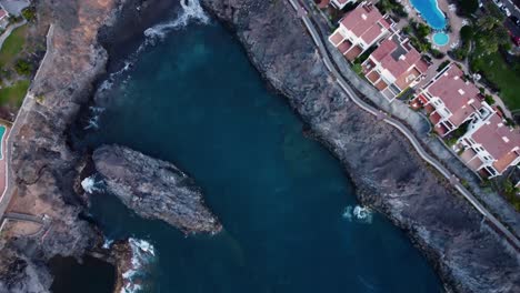 Felsformation-Bei-Los-Gigantes-Teneriffa-Wasser-Schlägt-In-Felsen