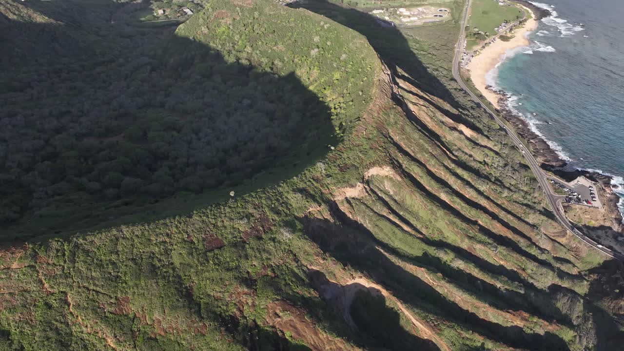 60 fps koko head crater backside panning up slow mo drone aéreo hawaii kai oahu
