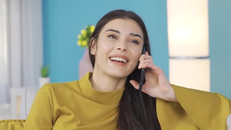 Glückliche-Schöne-Frau,-Die-Zu-Hause-Telefoniert,-Lächelt-Und-Sich-Sehnt.