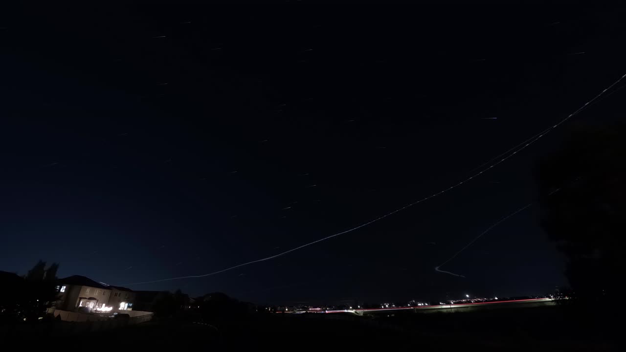 제트 트레일은 유타 중부의 바쁜 항공 교통 복도에서 하늘을 가로지르고 있습니다. 빛 트레일은 시간 경과입니다.