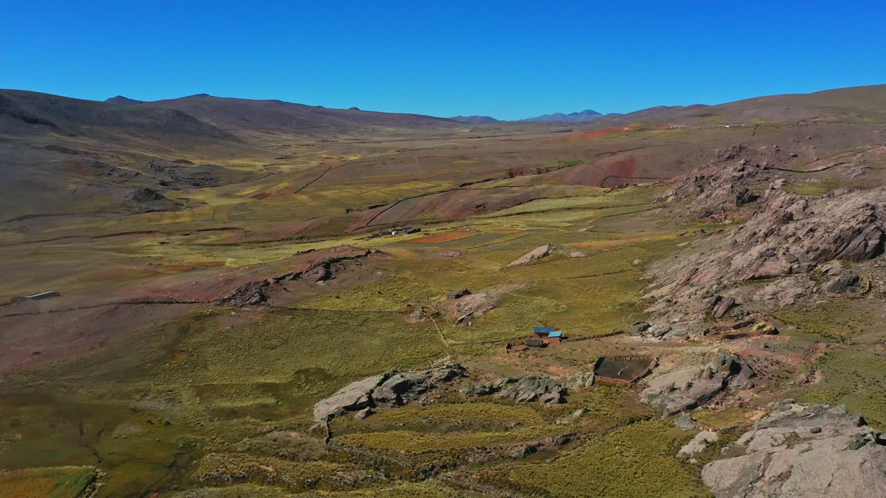 amplio y árido paisaje montañoso de las montañas de los andes en bolivia