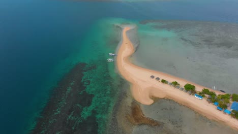 Luftdrohnenaufnahme-Einer-Insel-Mit-Wunderschönem-Blauen-Wasser