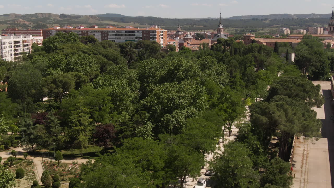 depósito de agua de hormigón con la ciudad de madrid al fondo, vista aérea ascendente