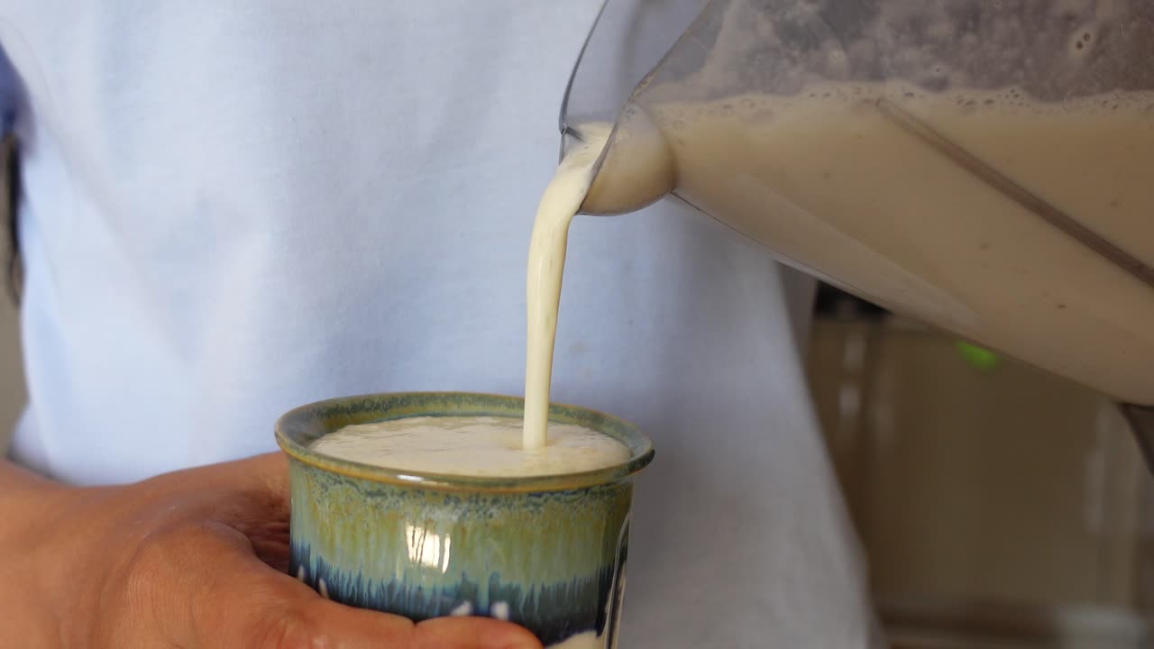 Smoothien kaataminen mukiin