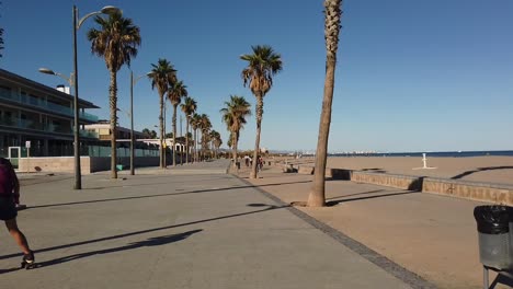 Skatendes-Mädchen-Malvarrosa,-Valencia-Stadt