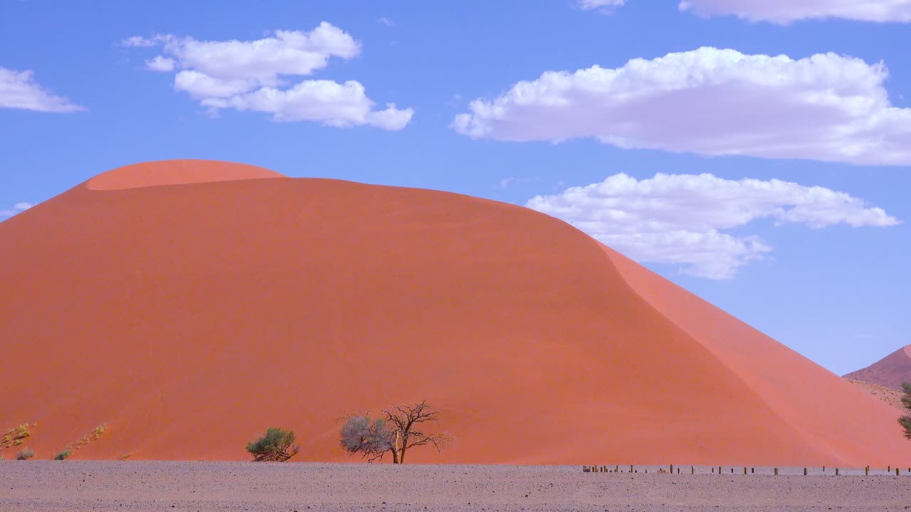 asombroso lapso de tiempo de las nubes moviéndose sobre la duna 45 una enorme duna de arena en el desierto de namib namibia