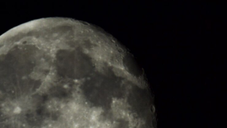 Lua observada através de um telescópio
