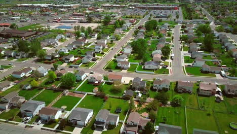 Un-Dron-Flotante-Disparó-Sobre-Un-Pequeño-Suburbio-De-Utah