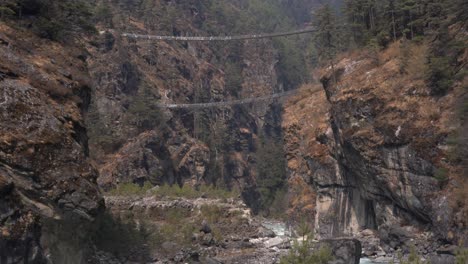 una vista del puente colgante tenzing hillary en las montañas de nepal