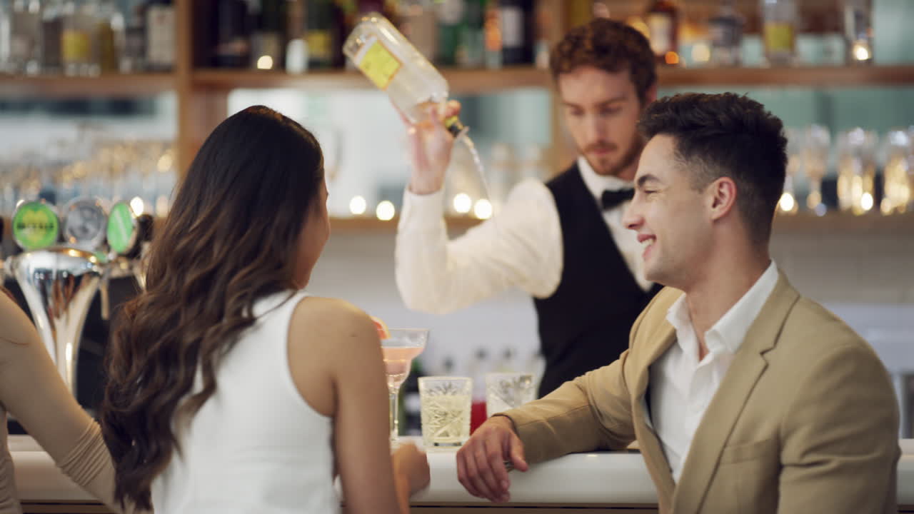 젊은 친구 들 의 그룹 이 대화 하고 있다