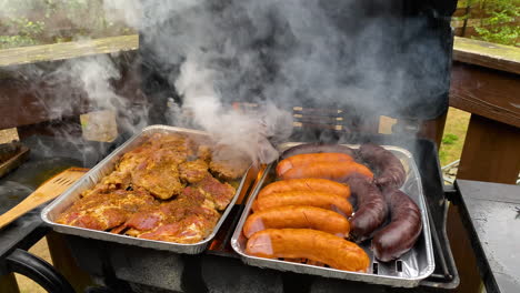 Großes-Feuer-Und-Smog-In-Zeitlupe-Auf-Dem-Grill-Mit-Würstchen-Und-Schweinefleisch-Auf-Aluminiumtabletts