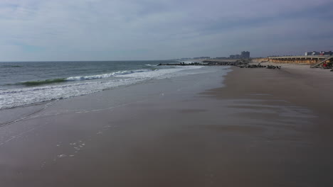 Eine-Drohnenansicht-Eines-Leeren-Strandes-An-Einem-Bewölkten-Tag