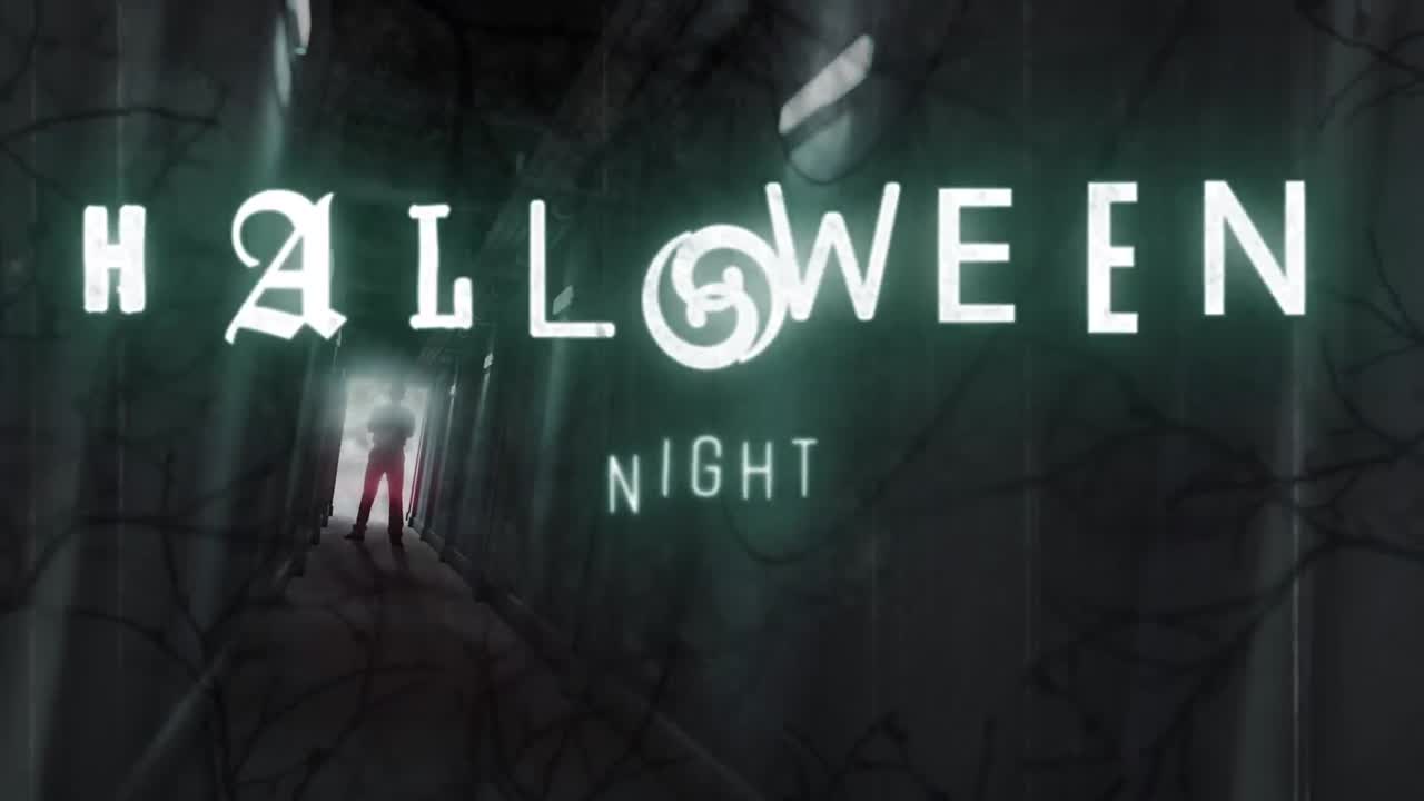 어두운 복도 끝에 배경 조명 된 인물의 손상 된 필름 위에 할로윈 밤 텍스트의 애니메이션