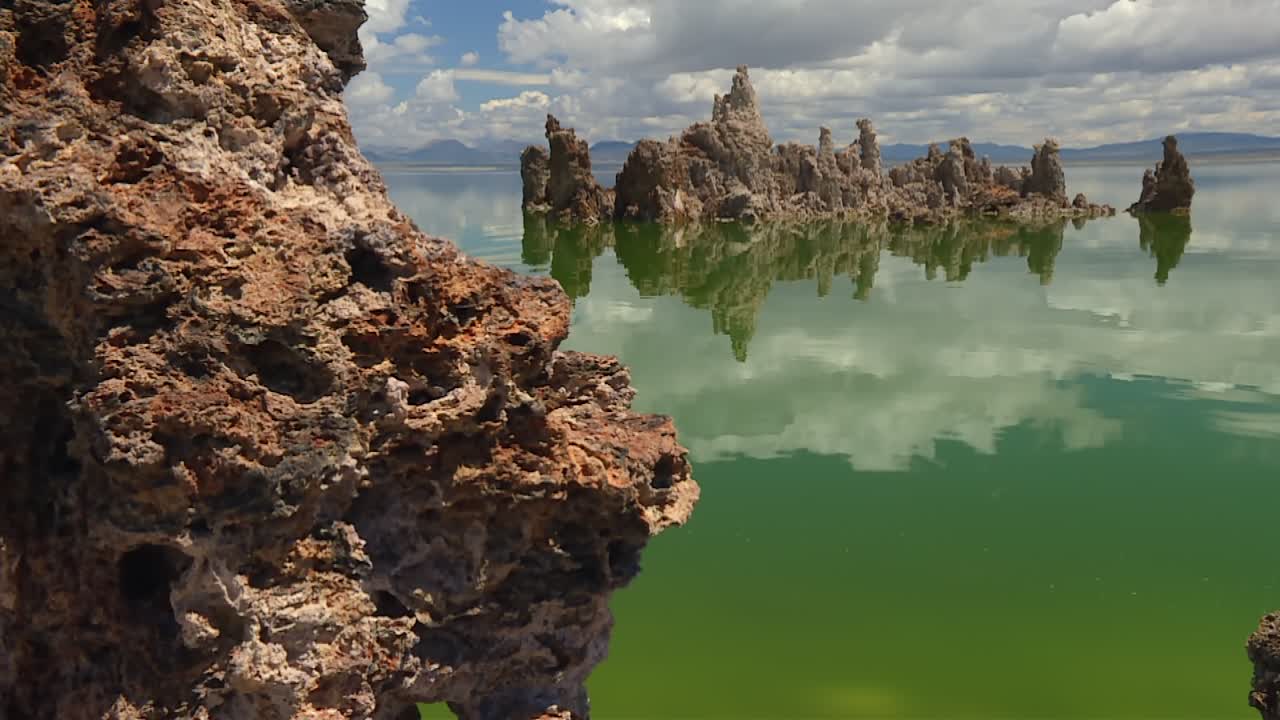 Tufové věže jezera Mono tvoří unikátní geologické struktury, odrážející oblohu a okolní prostředí