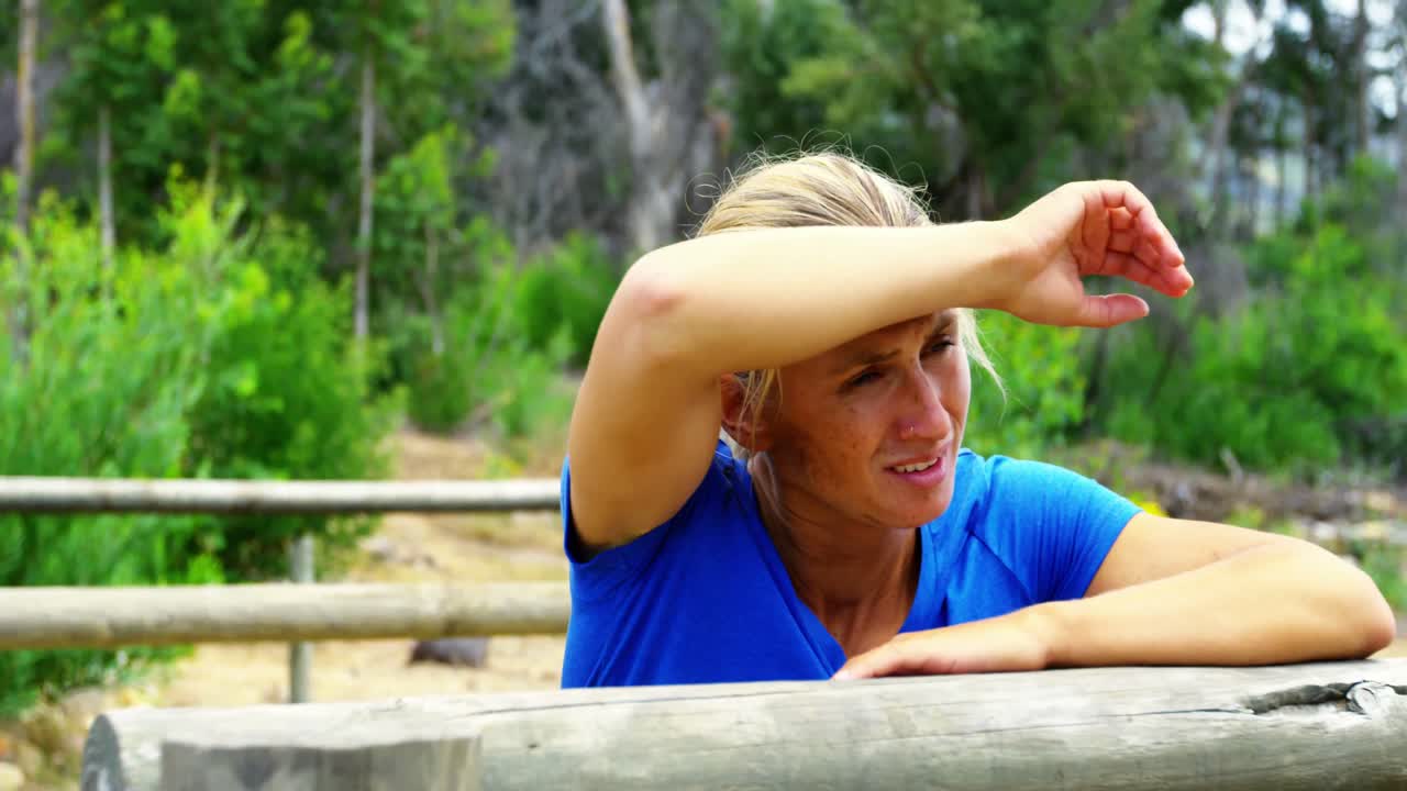 장애물 코스 4k 동안 장애물에 의지하는 여성