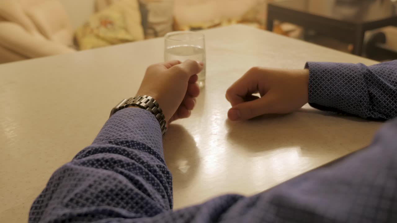 hombre con reloj de manzana en una mesa