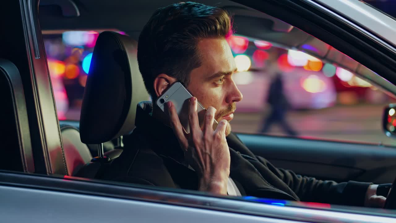 밤 에 운전 하는 동안 전화 로 이야기 하는 남자