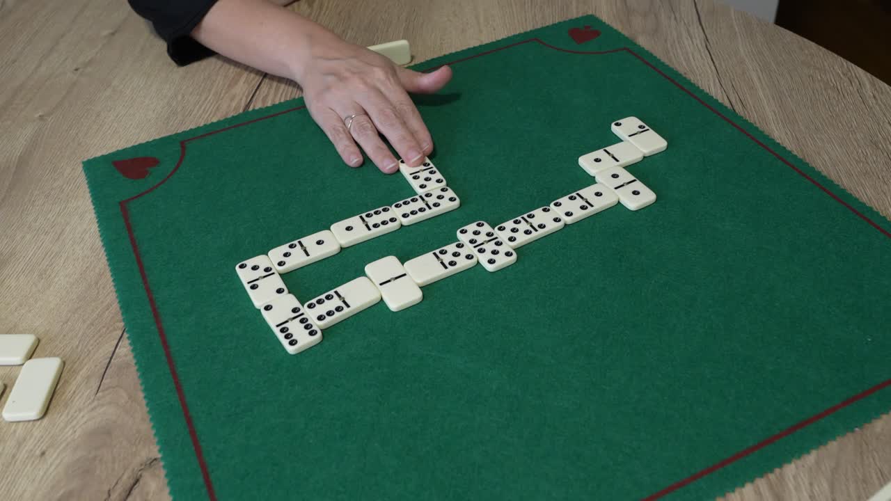 Giocare a domino a un tavolo