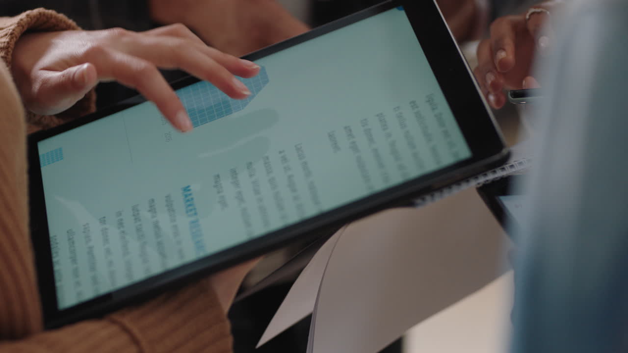 cerrar las manos usando computadoras tablet digitales gente de negocios creativa reuniéndose compartiendo datos intercambiando ideas para proyectos disfrutando del trabajo en equipo en la oficina de inicio