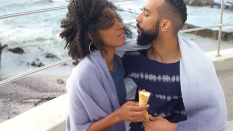 pareja tomando helado en la playa 4k
