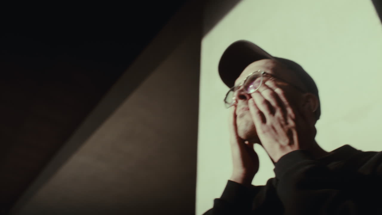 黒い服を着た男