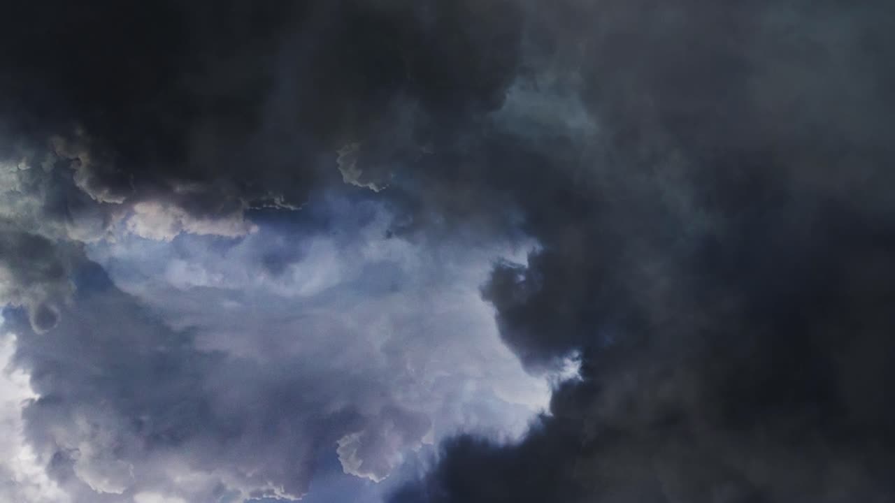 nubes oscuras a los rayos, en el cielo
