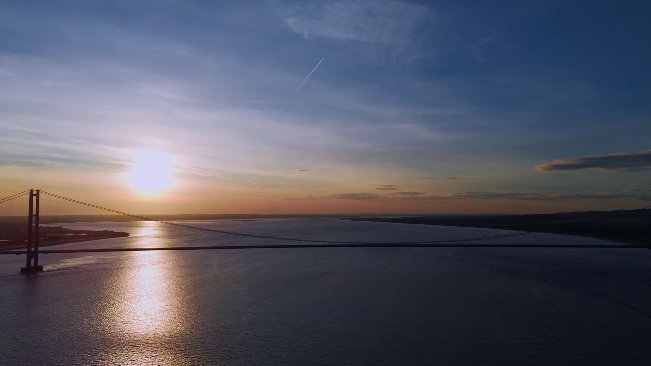 puente humber en la hora dorada, un pasaje sereno para los coches por debajo
