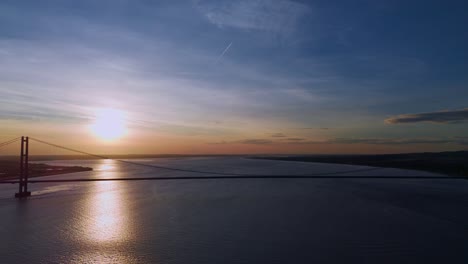 puente humber en la hora dorada, un pasaje sereno para los coches por debajo