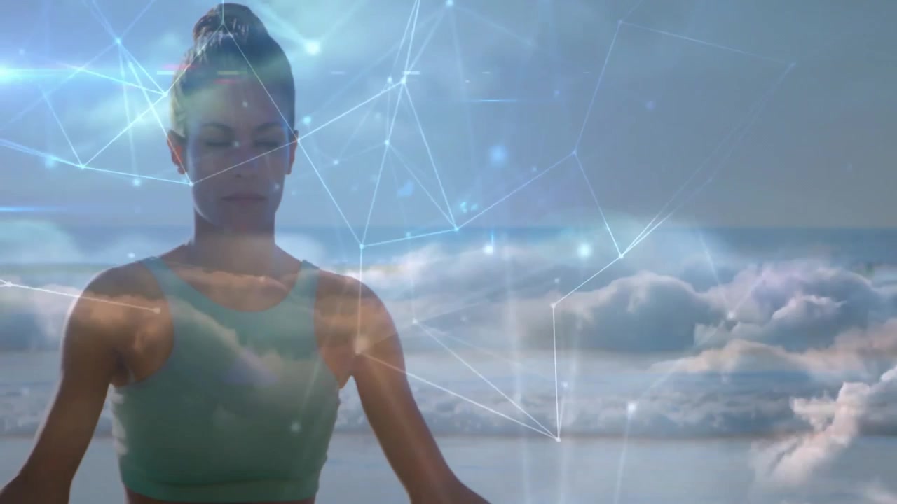 Mujer meditando en la orilla con las olas rompiendo, con una superposición de red tecnológica generando nodos pulsantes.