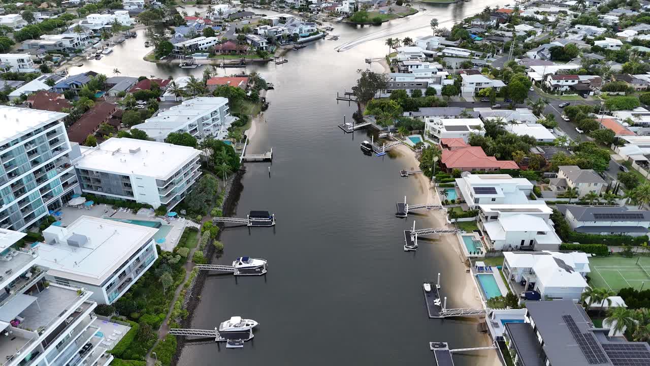 집 과 배 가 보이는 경치 좋은 운하