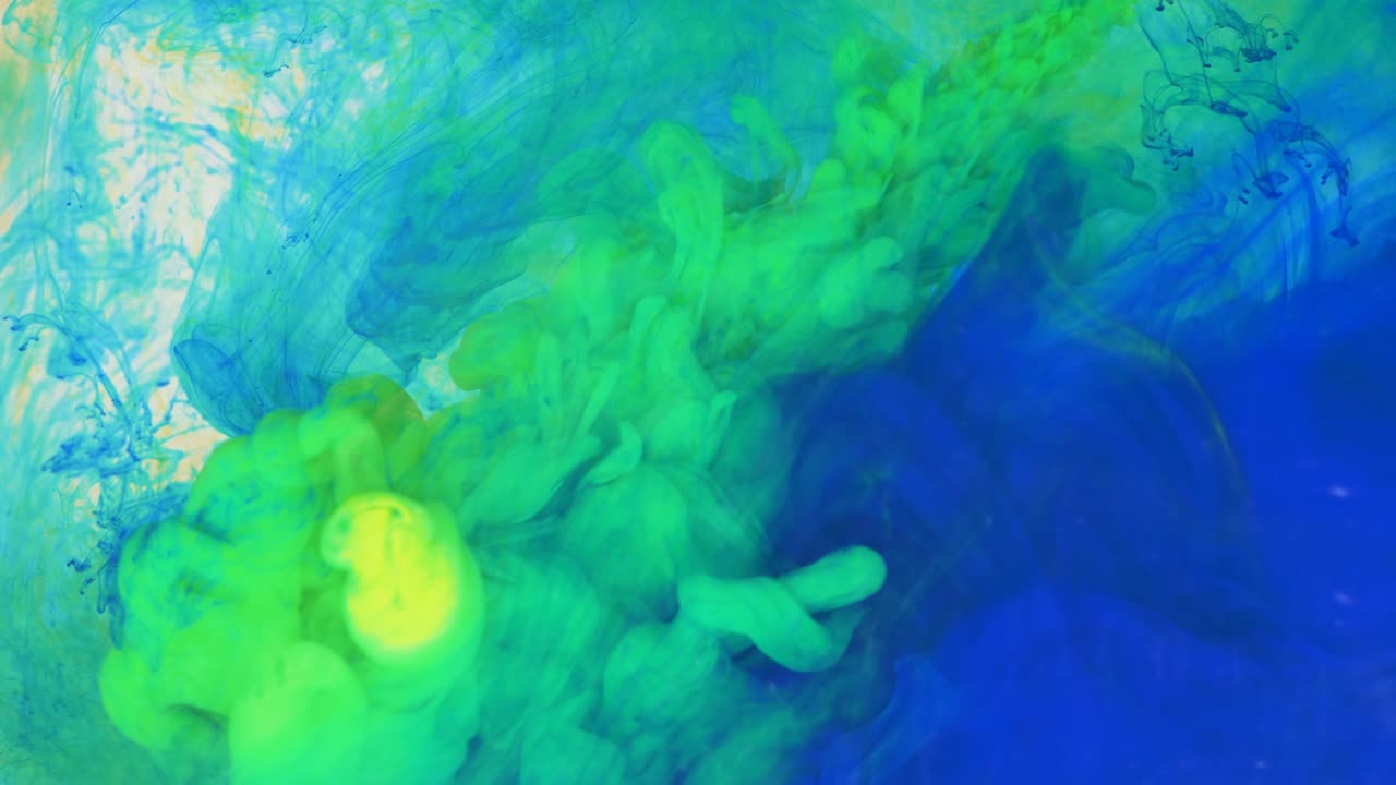 abstracciones líquidas, la disolución de pintura azul, amarilla y verde en agua.