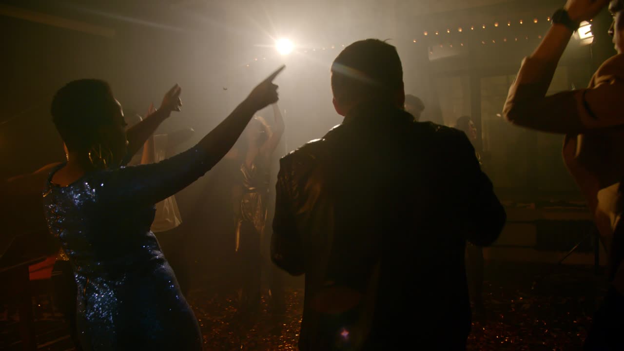 gente multiétnica de fiesta en un club nocturno