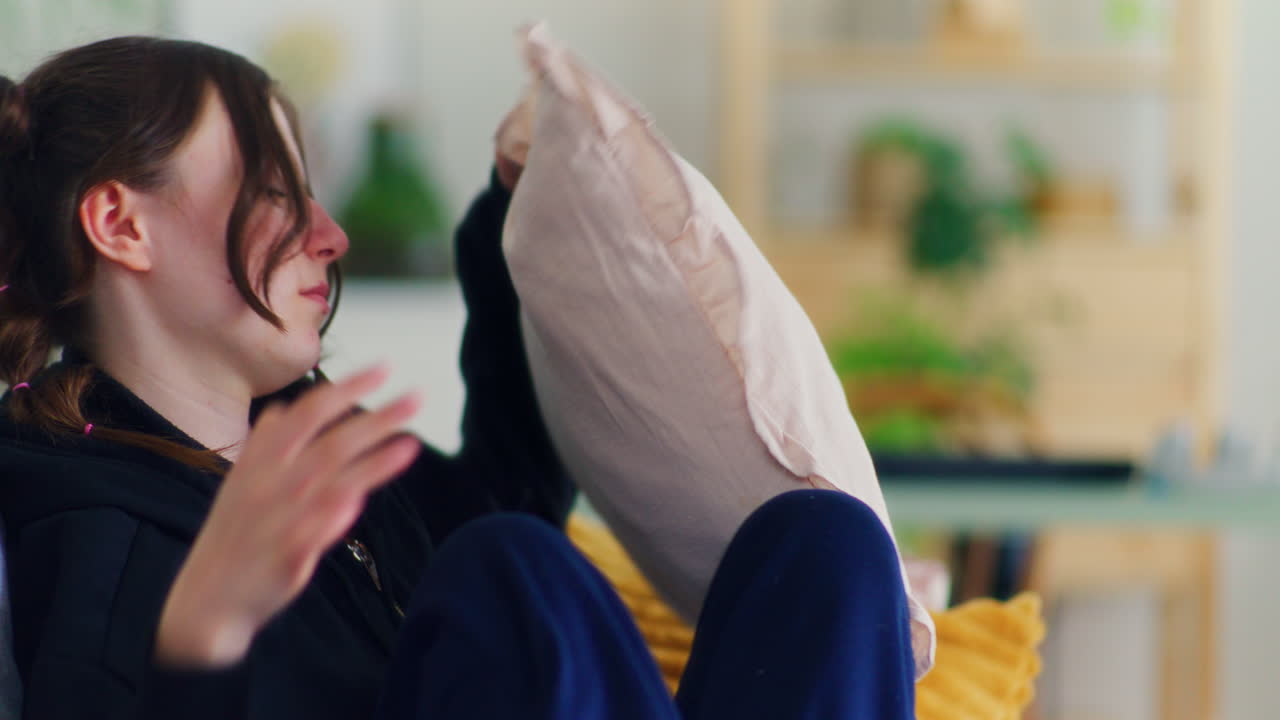 슬픈 십대 소녀가 소파에 드폰을 놓습니다.