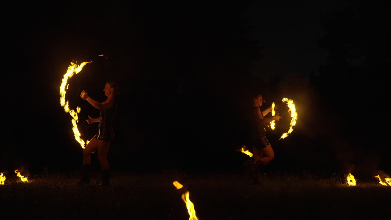 espectáculo de bailarines de fuego por la noche