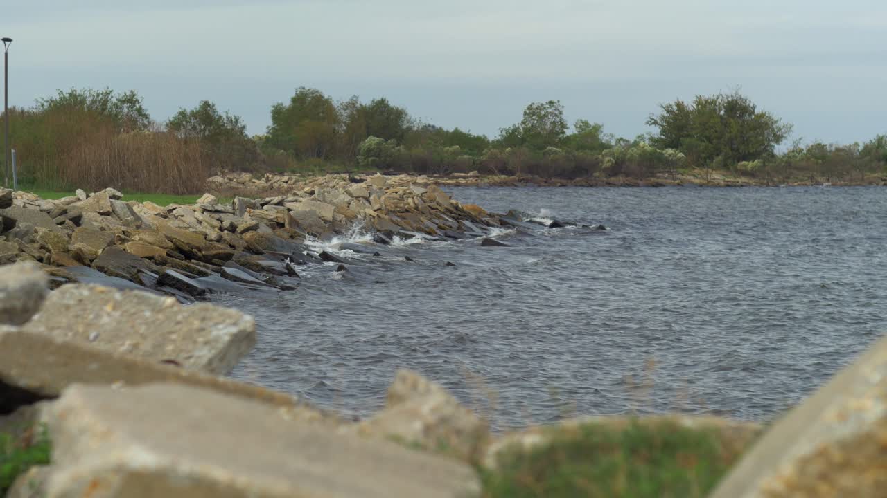 작은 파도 바위 해안선 호수 pontchartrain 루이지애나