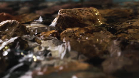 agua que fluye en un río