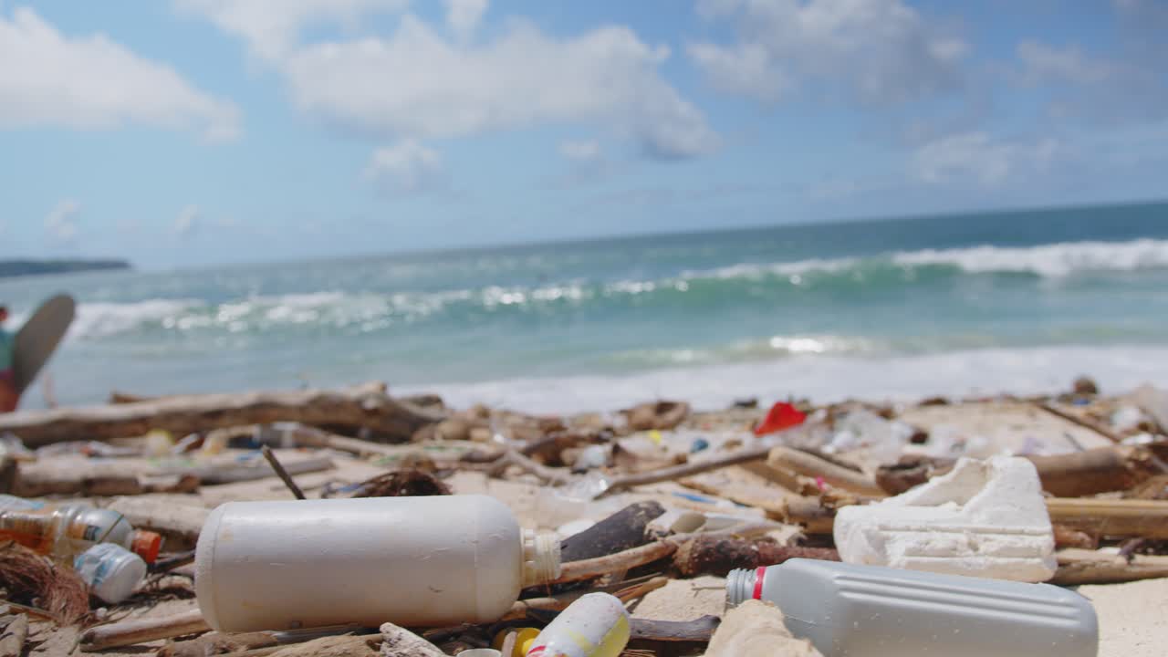 멸종 위기에 처한 해안선은 플라스틱으로 가득 찬 오염된 풍경으로 변합니다.