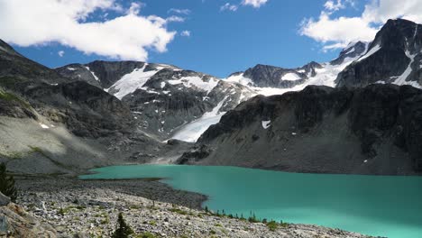 Atemberaubender-Zeitraffer-Aus-Der-Luft-Eines-Gletschersees-In-Der-Kanadischen-Rocky-Mountains-Landschaft-An-Einem-Wunderschönen,-Lebendigen,-Bewölkten-Sommertag