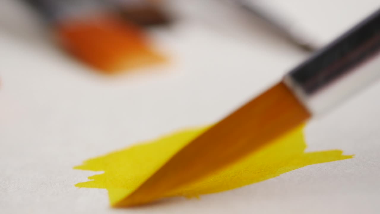 브러쉬 로 노란색 수채화 페인트 를 적용 하는 것