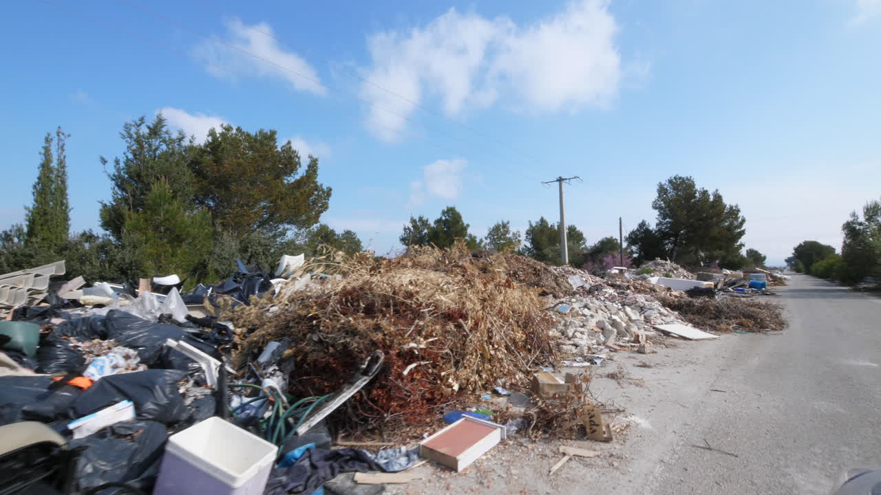 conduciendo a lo largo de un vertedero de basura en una carretera aix en provenza francia día soleado