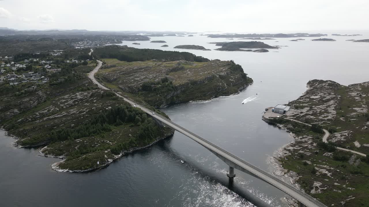 Riprese aeree di auto che attraversano un ponte a Øygarden, Norvegia, vicino a Bergen, con uno splendido paesaggio