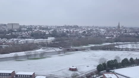 Verfolgen-Sie-Die-Drohnenaufnahme-Des-Verschneiten-Exeter-über-Der-Fluss-Exe-Ernte-Rückwärts