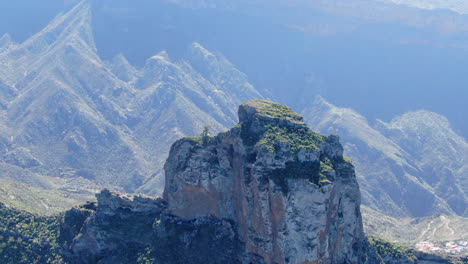 vista aérea hacia adelante sobre el roque nublo y su valle alrededor