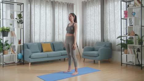 mujer haciendo sentadillas en casa