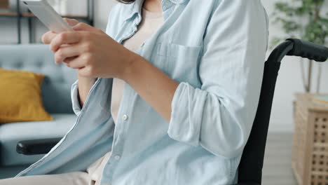 mujer en silla de ruedas usando un teléfono inteligente