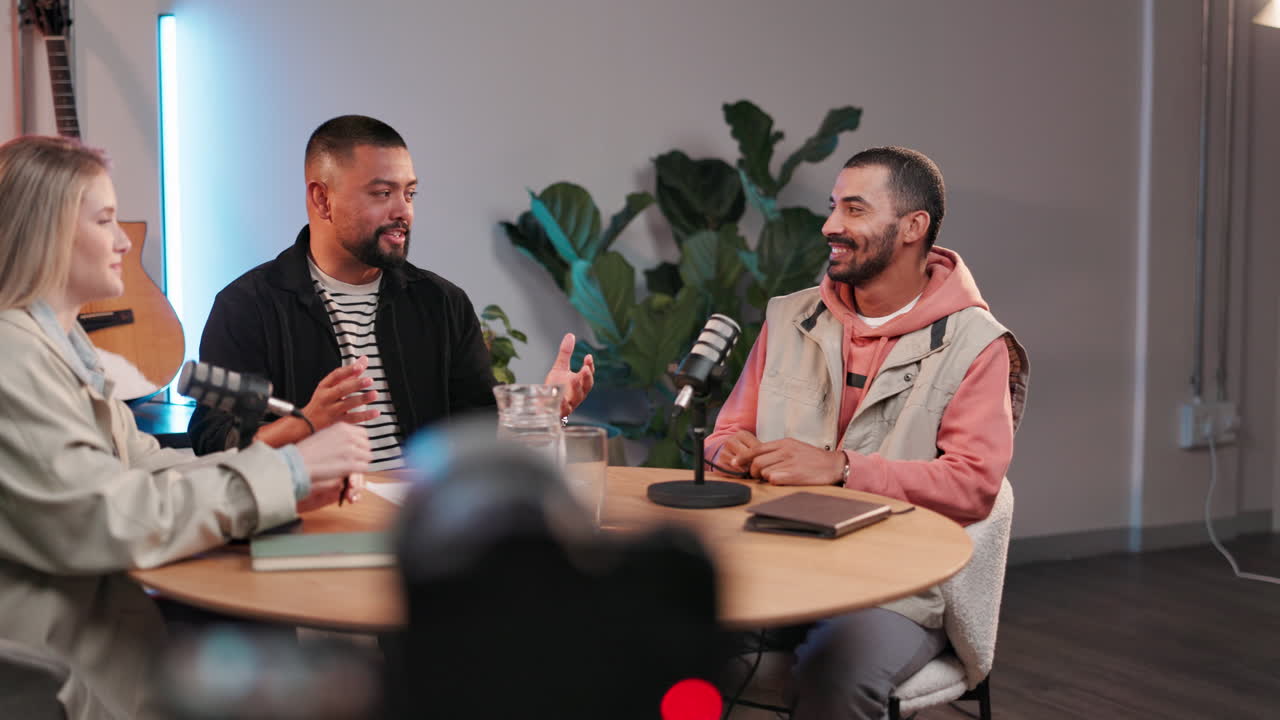 Podcastoptagelse med tre personer