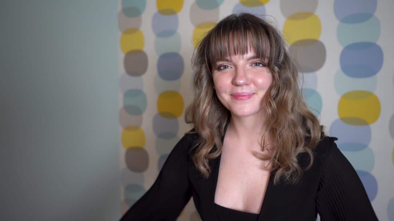 молодая женщина танцует и держит в руках воздушные шары на красочном фоне